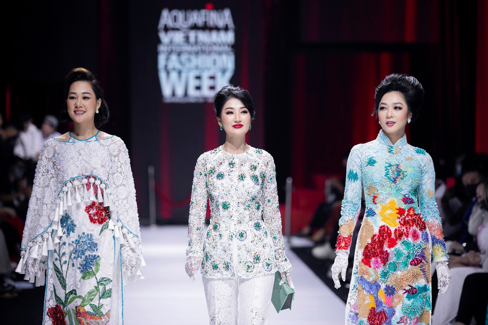 Cùng chiêm ngưỡng bộ sưu tập áo dài độc đáo của Bảo Bảo. (Ảnh: CTV/Vietnam+)