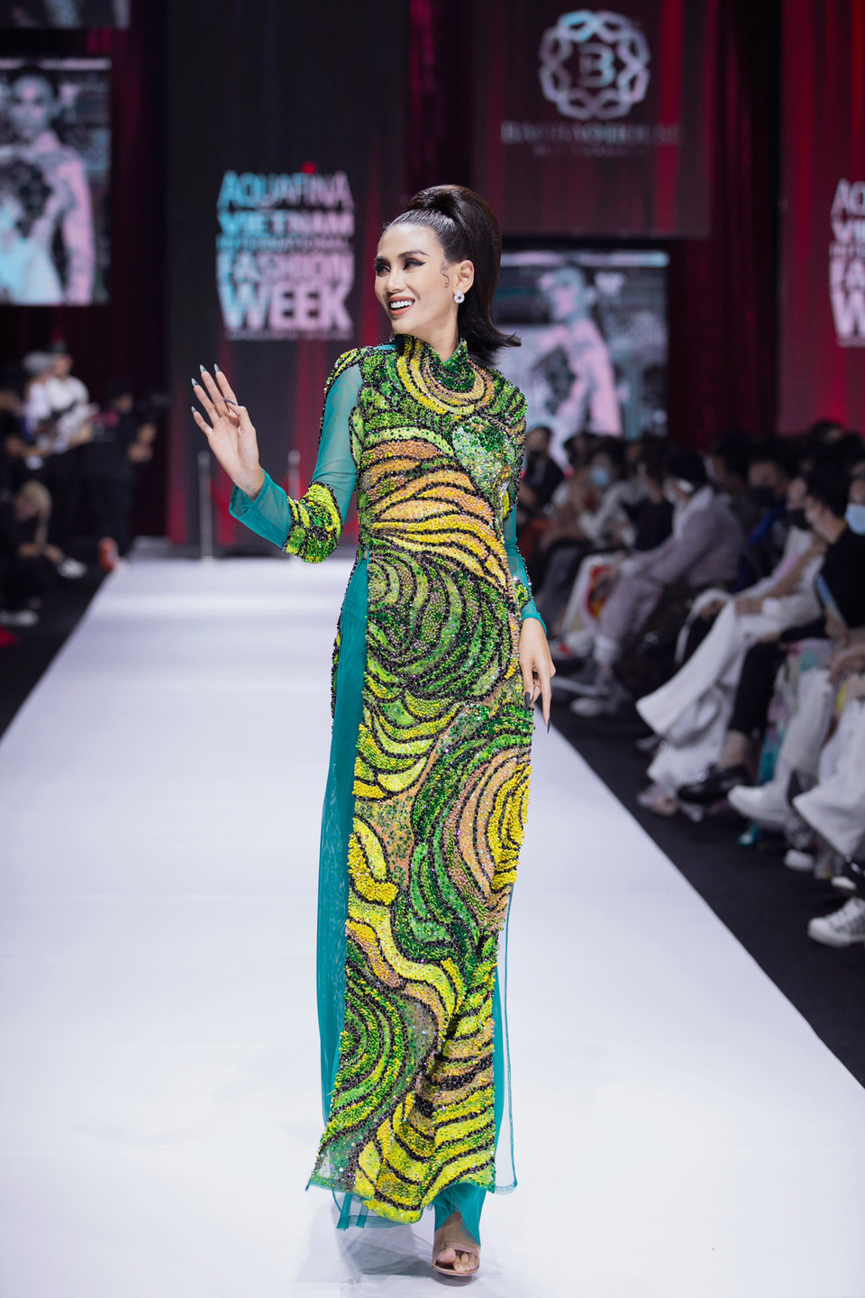 Siêu mẫu Võ Hoàng Yến sang trọng trong bộ áo dài được lấy cảm hứng từ những thửa ruộng bậc thang. (Ảnh: CTV/Vietnam+)