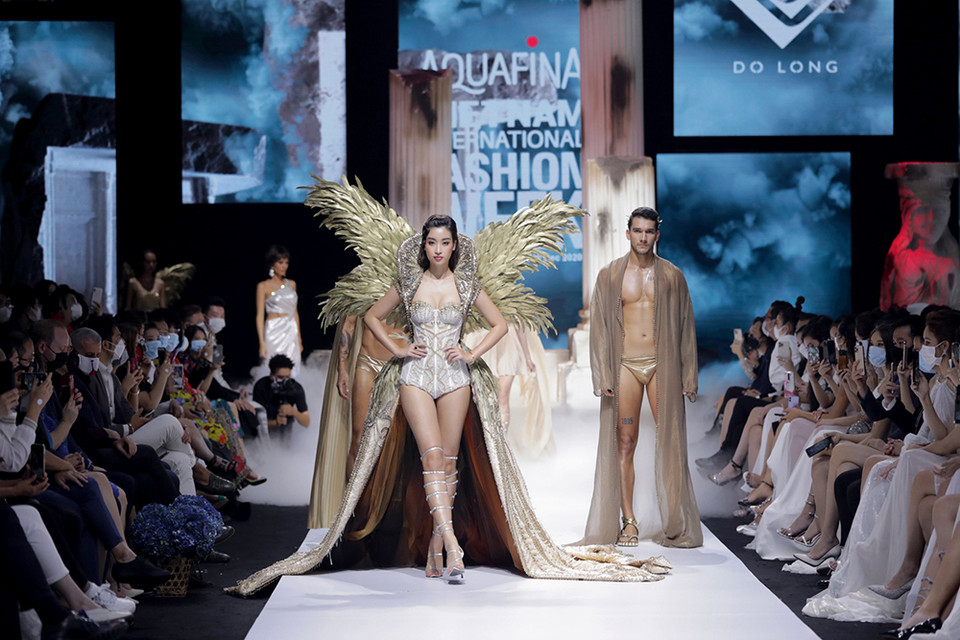 Trang phục của Hoa hậu Việt Nam 2016 mang phom dáng corset kết hợp cùng phần váy khoác ngoài cầu kỳ. (Ảnh: CTV/Vietnam+)