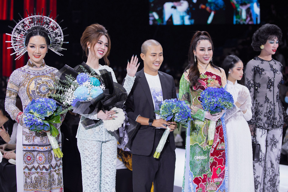 Nhà thiết kế Bảo Bảo bên các 'nàng thơ' của bộ sưu tập. (Ảnh: CTV/Vietnam+)