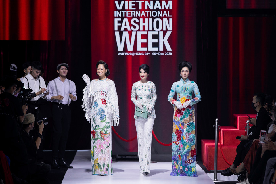 Diện những thiết kế đính kết tỉ mỉ, dàn người đẹp hóa thân thành những đại minh tinh để tạo nên màn trình diễn ấn tượng. (Ảnh: CTV/Vietnam+)