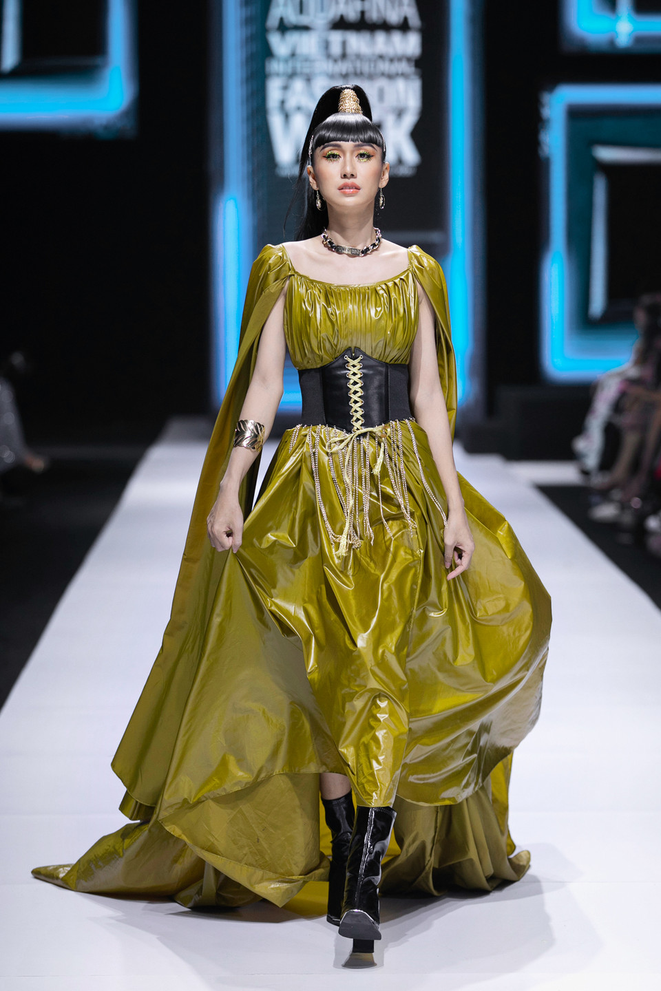 Lynk Lee gây bất ngờ với khả năng catwalk cùng thần thái chuẩn model. (Ảnh: CTV/Vietnam+)