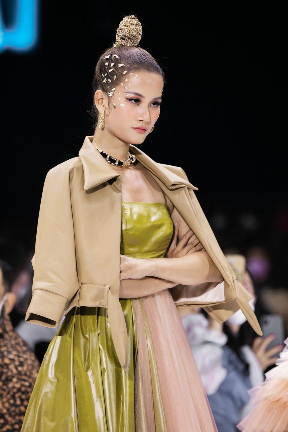 Sáng tạo, đổi mới cùng một chút khác biệt so với phong cách thiết kế thường ngày, nhà thiết kế Thảo Nguyễn vẫn muốn gửi gắm thông điệp về sự hạnh phúc, những điều ngọt ngào trong cuộc sống qua các tông màu bắt mắt. (Ảnh: CTV/Vietnam+)