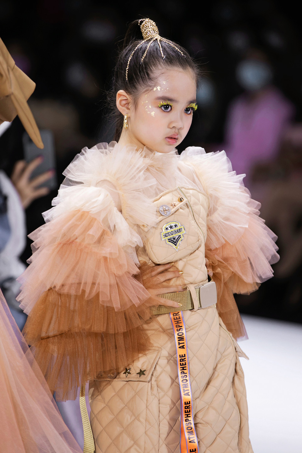 Cùng ngắm bộ sưu tập 'I'm happy.' (Ảnh: CTV/Vietnam+)