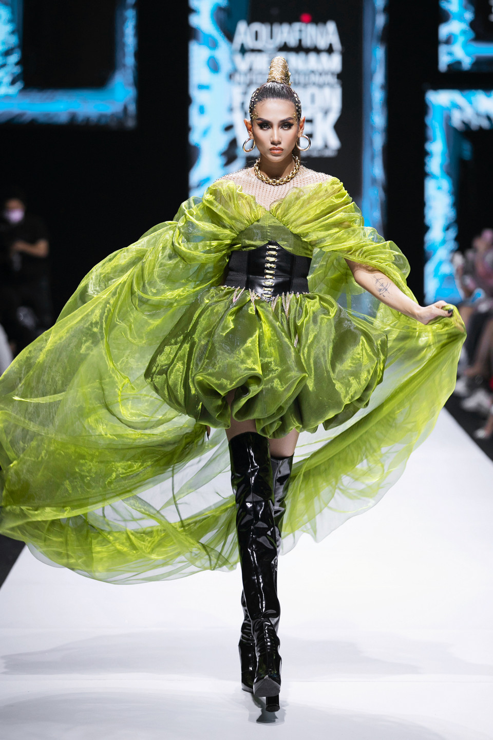 Siêu mẫu Võ Hoàng Yến tỏa sáng trong vai trò vedette với thiết kế được làm từ vải voan bay bổng. (Ảnh: CTV/Vietnam+)