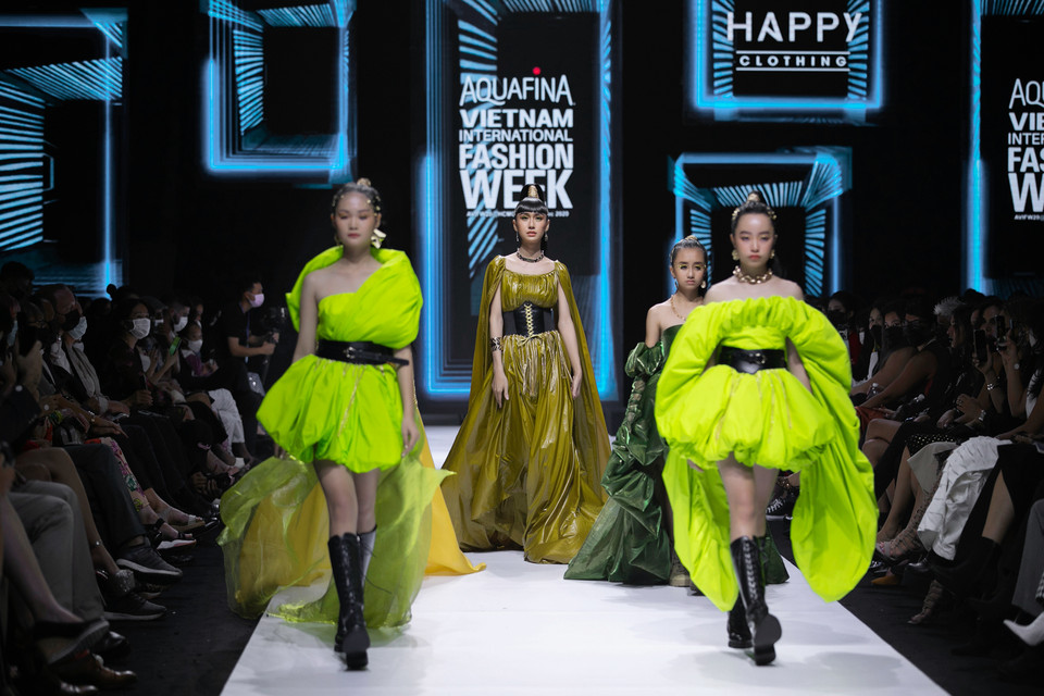 Ca sỹ Lynk Lee xuất sắc mở màn trong 'vai' nữ hoàng Ai Cập. (Ảnh: CTV/Vietnam+)