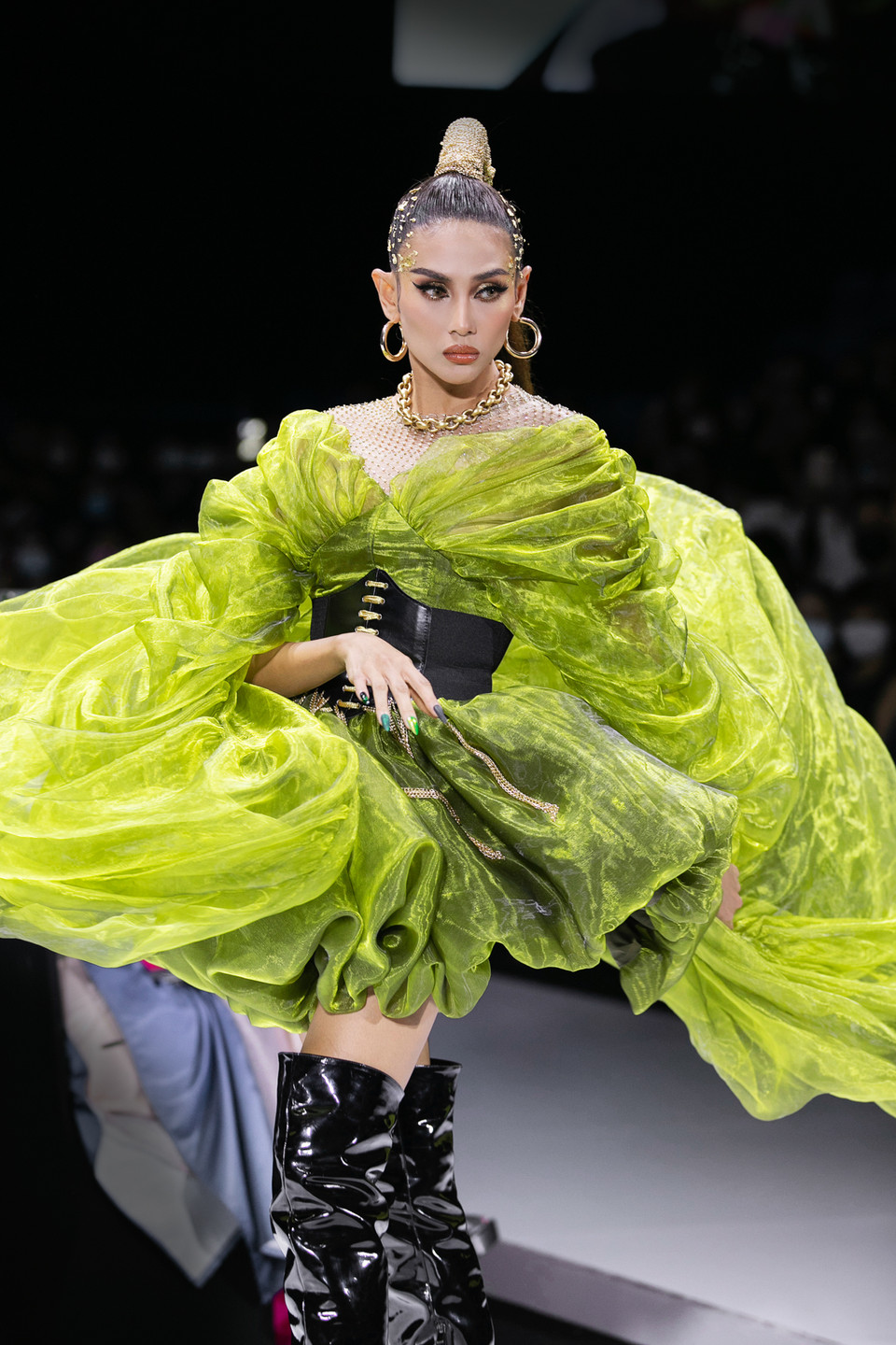 Mỗi lần xuất hiện trên sàn diễn thời trang, Võ Hoàng Yến đều gây ấn tượng bởi thần thái khác biệt cùng những bước chân catwalk điêu luyện. (Ảnh: CTV/Vietnam+)