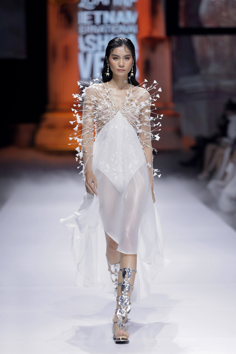 Các mẫu thiết kế nằm trong bộ sưu tập đều theo trường phái thời trang cao cấp. Phom dáng của những bộ cánh tuy đơn giản nhưng được nhà thiết kế nâng tầm qua các kỹ thuật xếp vải, đính kết cầu kỳ và công phu. (Ảnh: CTV/Vietnam+)