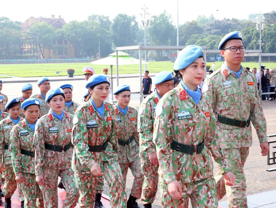 Sỹ quan, quân nhân Cục Gìn giữ Hòa bình Việt Nam đặt vòng hoa và vào Lăng viếng Chủ tịch Hồ Chí Minh. (Ảnh: Trọng Đức/TTXVN)