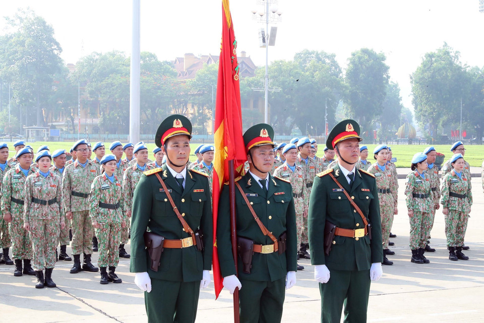 Cán bộ, sỹ quan, quân nhân Cục Gìn giữ Hòa bình Việt Nam tại Lễ báo công dâng Bác. (Ảnh: Trọng Đức/TTXVN)