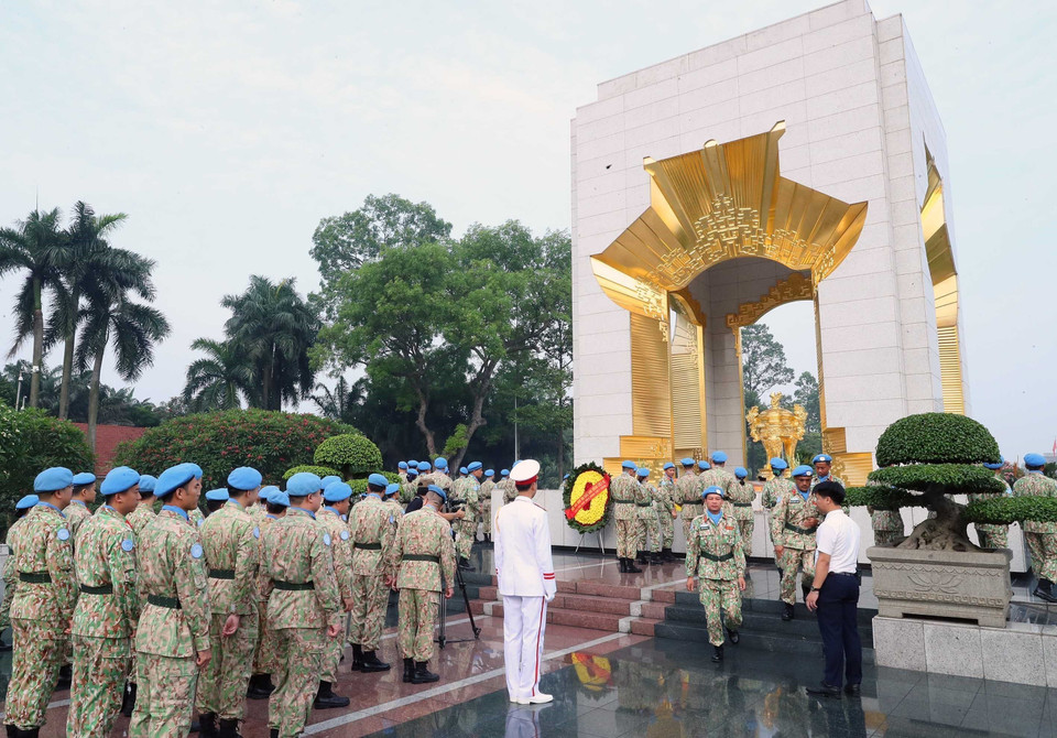 Cán bộ, sỹ quan, quân nhân Cục Gìn giữ Hòa bình Việt Nam dâng hương tại Đài Tưởng niệm các anh hùng liệt sỹ trên đường Bắc Sơn. (Ảnh: Trọng Đức/TTXVN)