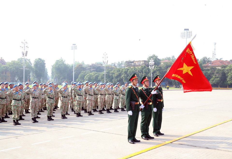 Cán bộ, sỹ quan, quân nhân Cục Gìn giữ Hòa bình Việt Nam tại Lễ báo công dâng Bác. (Ảnh: Trọng Đức/TTXVN)
