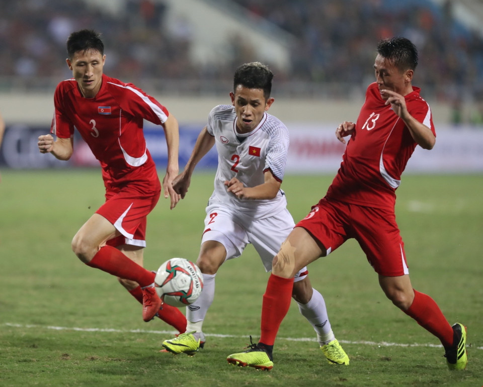 Hồng Duy (số 2) tích cực đột phá bên cánh trái. (Ảnh: Hoàng Linh/TTXVN)