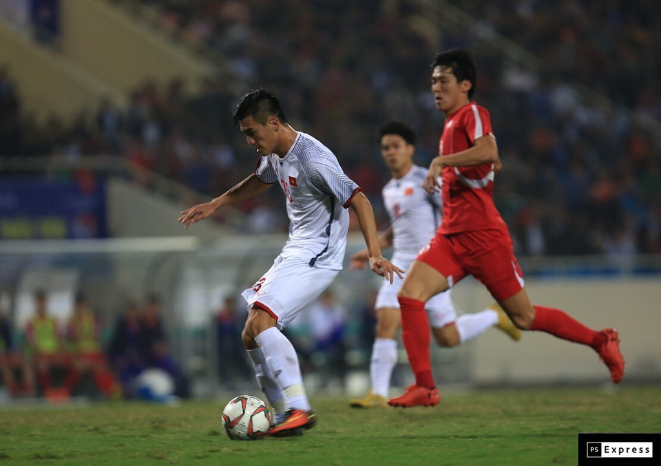 Tiền đạo Tiến Linh (số 23) đi bóng, dứt điểm thành công, mở tỷ số cho đội tuyển Việt Nam. (Ảnh: Trọng Đạt/TTXVN)