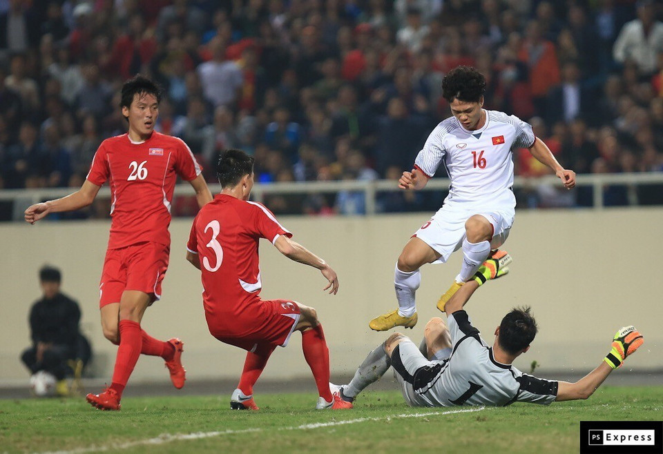 Pha tấn công của Công Phượng gây khó khăn cho thủ môn Ri Myong Guk. (Ảnh: Trọng Đạt/TTXVN)