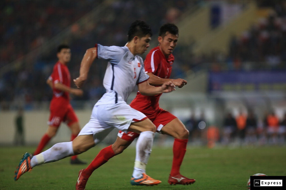 Văn Đại (số 5) nhiều lần lên cao để tham gia tấn công. (Ảnh: Trọng Đạt/TTXVN)