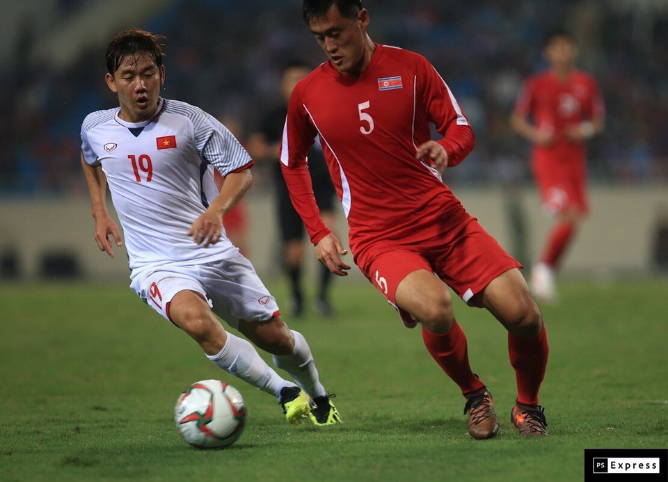 Minh Vương (số 19) tích cực hoạt động ở khu vực giữa sân. (Ảnh: Trọng Đạt/TTXVN)