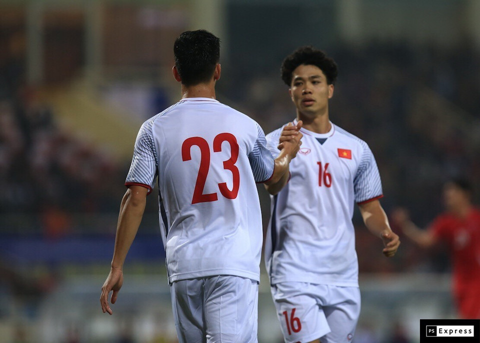 Tiến Linh và Công Phượng ăn mừng bàn thắng mở tỷ số 1-0. (Ảnh: Trọng Đạt/TTXVN)