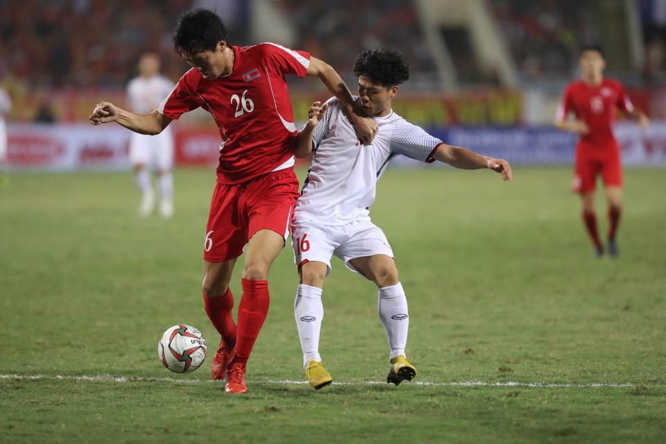 Tiền đạo Công Phượng (số 16) gặp khó khăn trước những đối thủ có thể hình vượt trội. (Ảnh: Hoàng Linh/TTXVN)