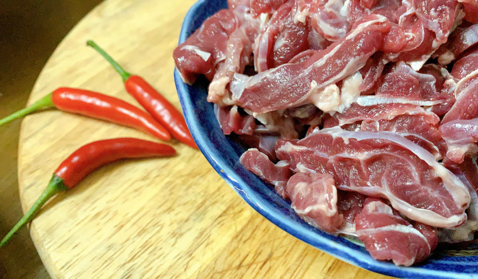 Món bún riêu cua đồng nguyên gốc không có bò nhưng ngày nay, do nhu cầu thưởng thức, nhiều người thường thích thêm bò chần hay giò. (Ảnh: Mai Mai/Vietnam+)