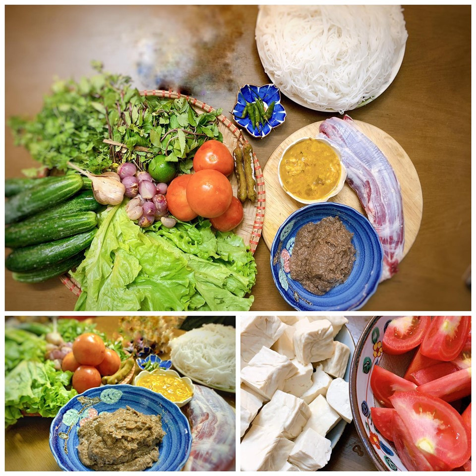 Nguyên liệu: Bún tươi 1kg, cua đồng 400gr, 100gr giò sống, 50gr tôm khô, 5 bìa đậu mơ, 4 quả cà chua to; các loại rau sống; các gia vị: hành khô, hành lá, giấm bỗng, mắm tôm, muối, hạt nêm, ớt chưng…; có thể thêm thịt bò hoặc giò tai ăn kèm. (Ảnh: Mai Mai/Vietnam+)