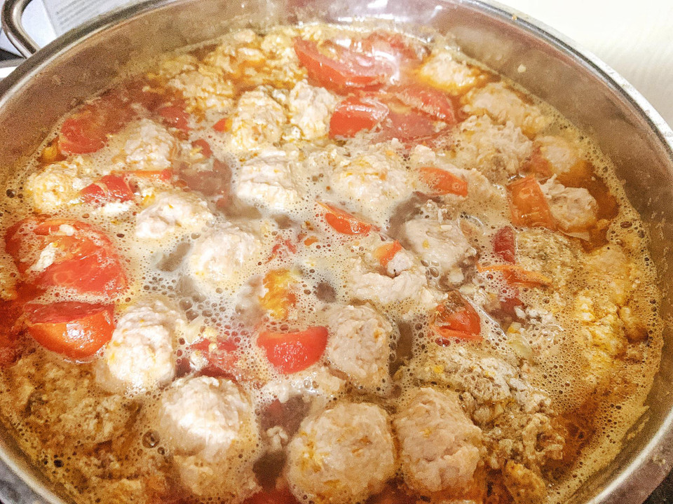 Nặn hỗn hợp tôm giò đã làm thành những viên nhỏ, thả từ từ vào nồi nước cua, nấu cho chả chín và nổi lên mặt, gần dùng thì cho thêm giấm bỗng. (Ảnh: Mai Mai/Vietnam+)