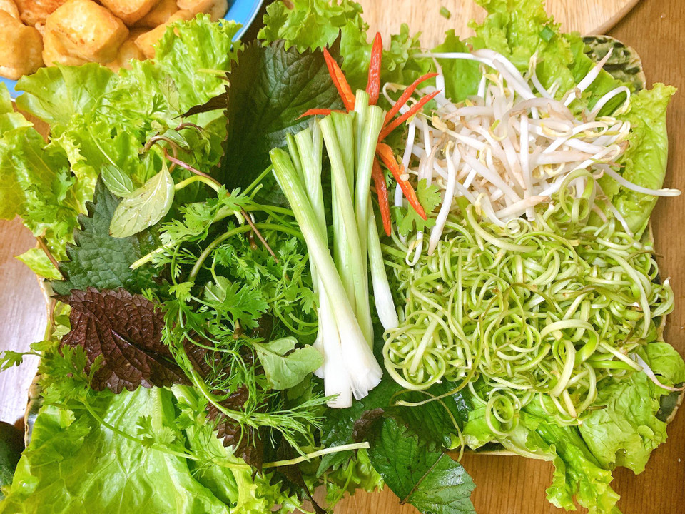 Rau sống ăn kèm bún riêu. (Ảnh: Mai Mai/Vietnam+)