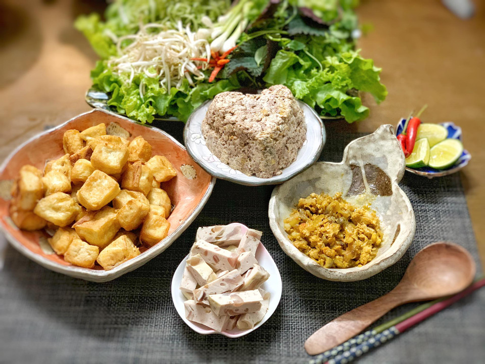 Gạch cua nấu, gạch cua chưng, giò tai, đậu rán, rau sống. (Ảnh: Mai Mai/Vietnam+)
