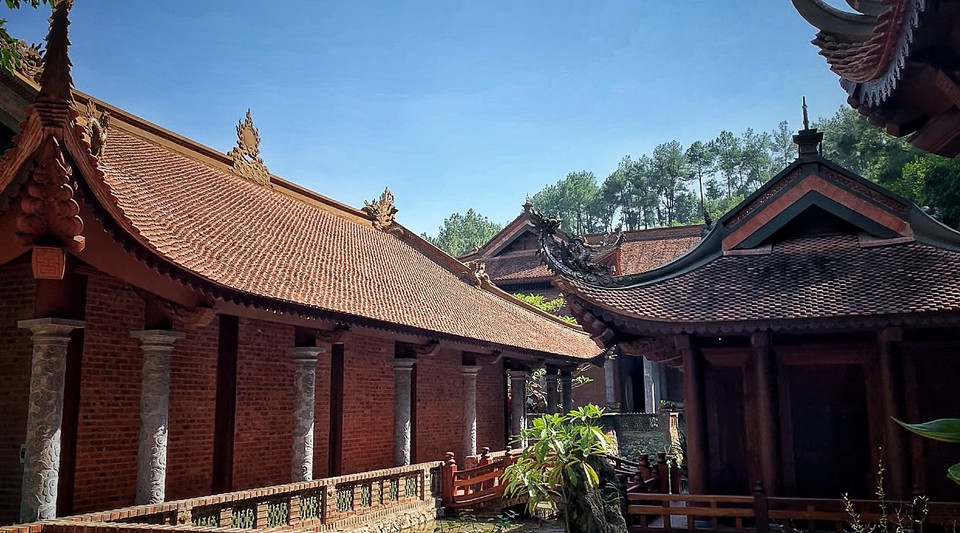 ...Đêm đêm các nhà háo hức đồ xôi, giã bánh dày, bánh cốm, cắt chuối xanh hay các loại hoa quả trong vườn vào để dâng cúng Phật, cúng Tổ… (Ảnh: Xuân Mai/Vietnam+)