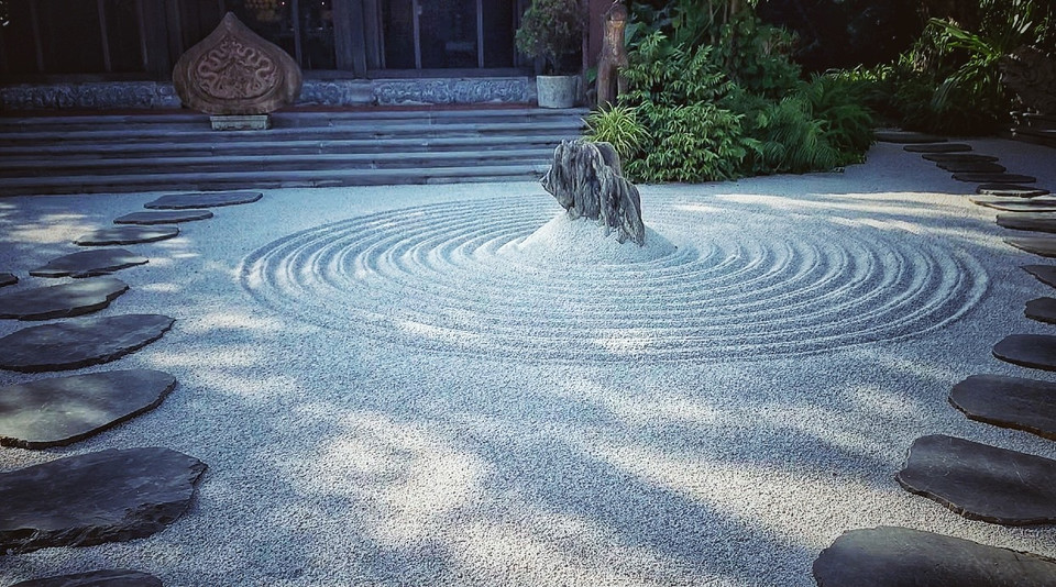 Ngay trước tổ đường, 12 vòng tròn được vẽ trên nền sỏi tượng trưng cho cuộc đời của con người. 12 vòng tròn tượng trưng cho nhân duyên, một là tất cả, tất cả là một. (Ảnh: Xuân Mai/Vietnam+)