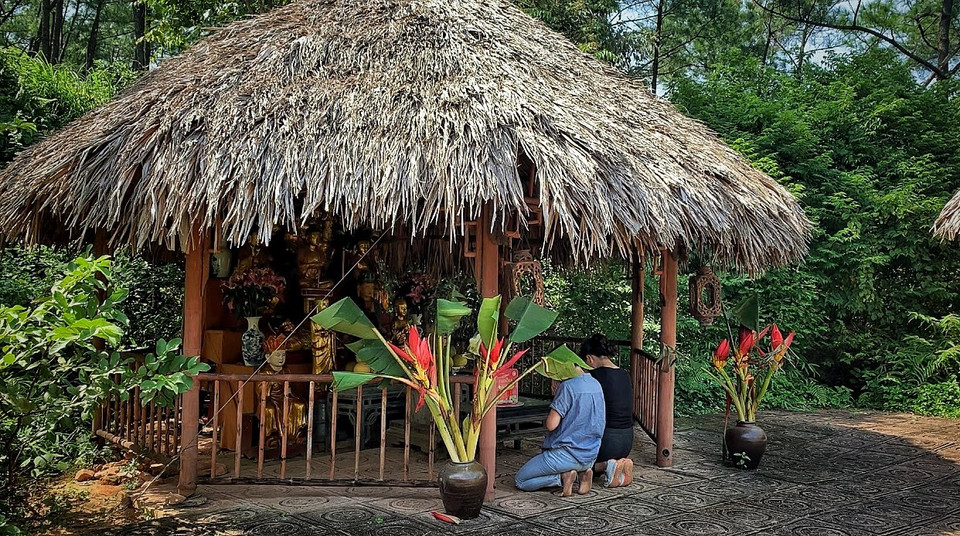 Trên đỉnh Phi Lai có tháp Phổ Đồng, là nơi yên nghỉ của hơn 40 đời tổ sư được xây dựng vào thời Lý–Trần. Sau chiến thắng quân Chiêm Thành, các tù binh được đưa về chùa Đùng xây dựng tháp nên gạch ngói nơi này mang kiến trúc Chăm-pa rõ rệt. Nhiều mẫu gạch cổ sau mưa gió phát lộ, thi thoảng vẫn được sư thầy và các chú tiểu ở chùa tìm thấy và lưu giữ cẩn thận. (Ảnh: Xuân Mai/Vietnam+)