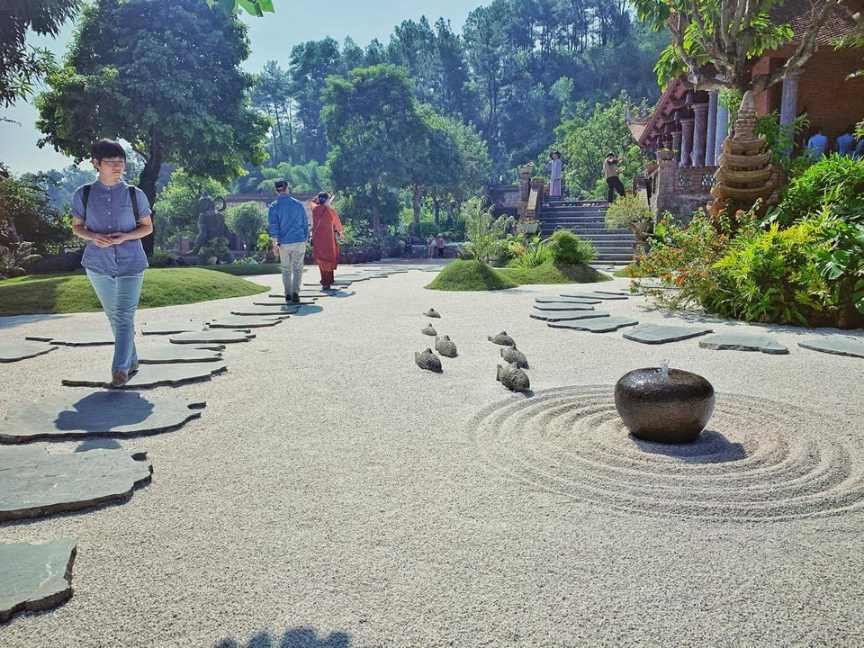 Cũng giống như kiến trúc của các ngôi chùa truyền thống, công trình lớn nhất ở Địa Tạng Phi Lai là tòa Tam Bảo. Bên phải tòa Tam bảo là nhà thờ Tổ, nơi thờ 42 đời tổ sư từng trụ trì tại chùa. Ngoài ra, còn có tòa điện nhỏ thờ Phật Bà Quan Thế Âm đặt giữa hồ sen; Đức Ông và Đức Thánh Hiền, khu nhà ở dành cho tăng ni, Phật tử; khu giảng đường nơi các tăng ni, Phật tử nghe giảng đạo hàng ngày và cùng là nơi diễn ra các khóa tu; khu nhà khách... (Ảnh: Xuân Mai/Vietnam+)