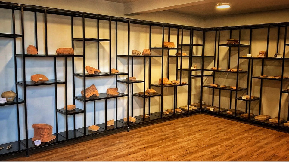 Trong chùa còn lưu lại nhiều cổ vật và linh vật phát lộ tự nhiên mang tính lịch sử được tìm thấy trong quá trình xây dựng như: ngói mũi hài, chân tảng hoa sen, gạch hình rồng, bia khắc đá viền công phượng và nhiều đồ gốm sứ khác… (Ảnh: Xuân Mai/Vietnam+)