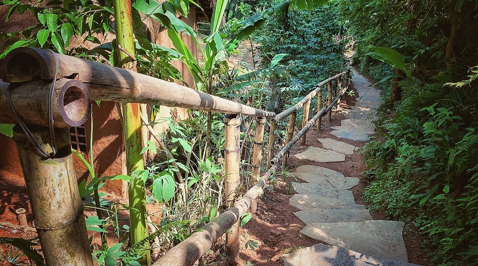 Lối dẫn lên nơi ở và tu tập của các sư thầy trong chùa. (Ảnh: Xuân Mai/Vietnam+)