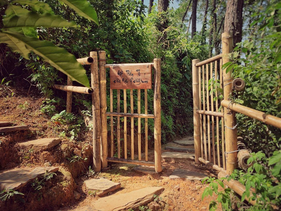 Khu nhà đặc biệt này ở trên núi tách biệt hẳn với khuôn viên chùa. (Ảnh: Xuân Mai/Vietnam+)