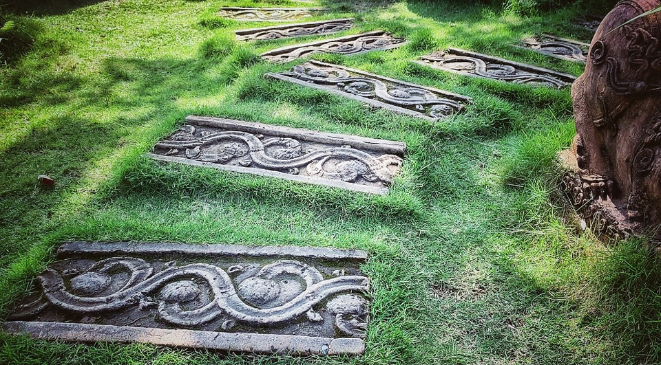 Khoảng thế kỷ thứ 17, vua Tự Đức có về cầu con và khi xuống chân núi có nói: Phi Lai. Nghĩa của từ này khá rộng, có thể hiểu là sẽ quay trở lại, cũng có thể sẽ không bao giờ quay trở lại nữa. Chùa được đặt tên mới là Địa Tạng Phi Lai tự - có nghĩa là Đức Địa Tạng Vương Bồ Tát luôn luôn đến nơi này, cũng có thể Đức Địa Tạng không bao giờ đến nơi này. Mà nơi nào Đức Địa Tạng không về thì nơi đó thành Phật rồi. (Ảnh: Xuân Mai/Vietnam+)