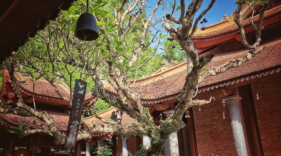 Theo lời kể của dân làng và qua tìm hiểu, chùa Đùng được xây dựng khoảng thế kỷ 10 với 120 gian chùa cổ, rất nhiều đời vua chúa đã đến đây. (Ảnh: Xuân Mai/Vietnam+)