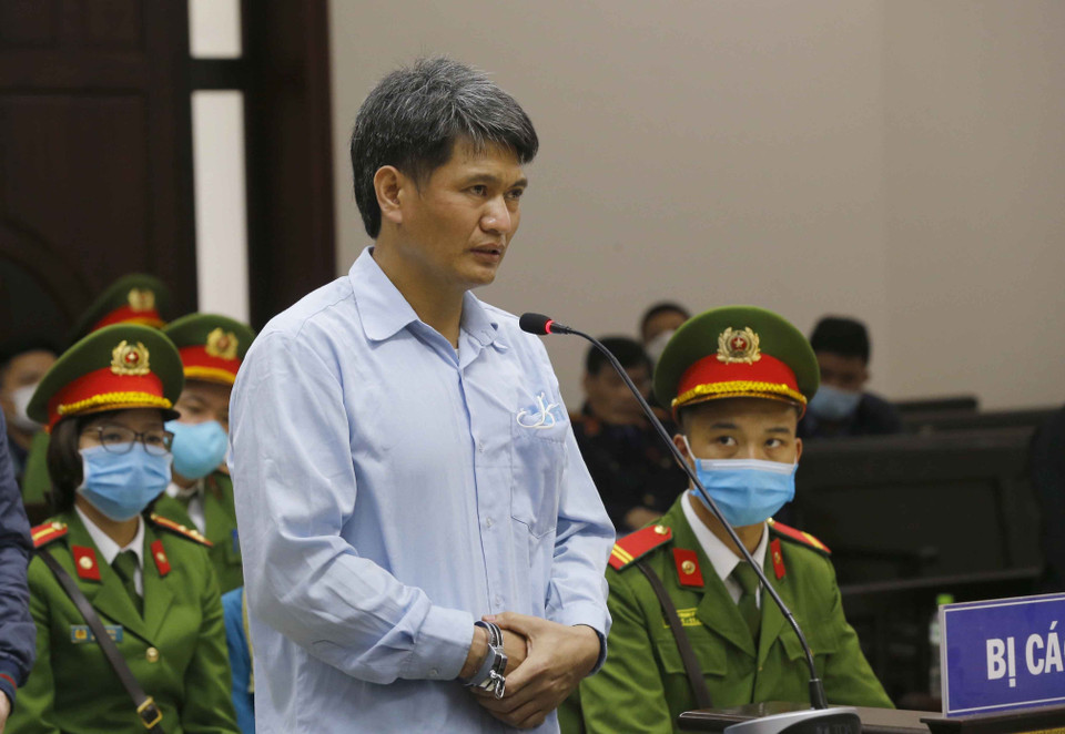 Bị cáo Nguyễn Quốc Tiến nói lời sau cùng trước khi tòa tuyên án. (Ảnh: TTXVN)