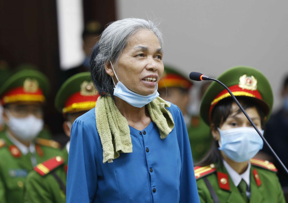 Bị cáo Bùi Thị Nối nói lời sau cùng trước khi tòa tuyên án.(Ảnh: TTXVN)