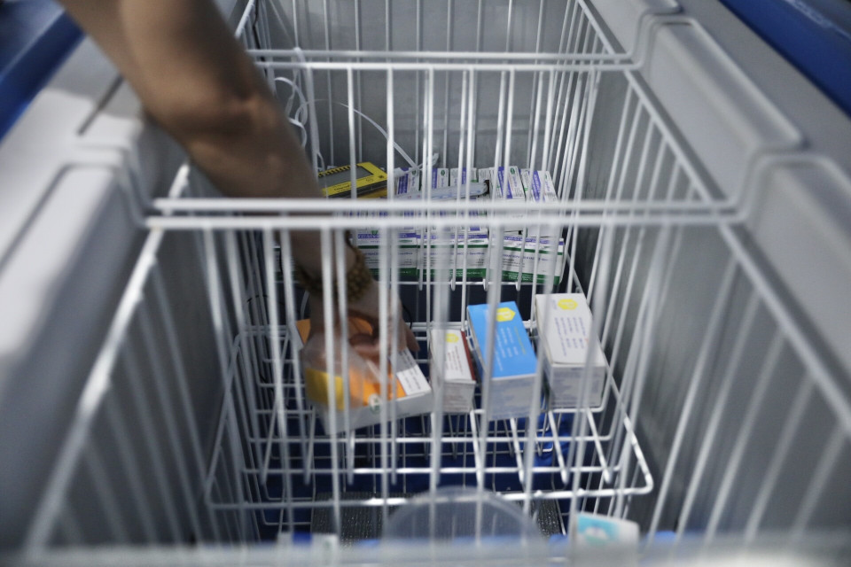 Kho bảo quản vaccine tại quận Hai Bà Trưng đảm bảo an toàn, sẵn sàng cho quy trình tiêm chủng. (Ảnh: Minh Quyết/TTXVN)