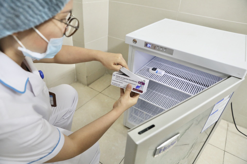 Tủ bảo quản vaccine ở nhiệt độ 2-8 độ C, đảm bảo an toàn cho công tác tiêm chủng. (Ảnh: Minh Quyết/TTXVN)