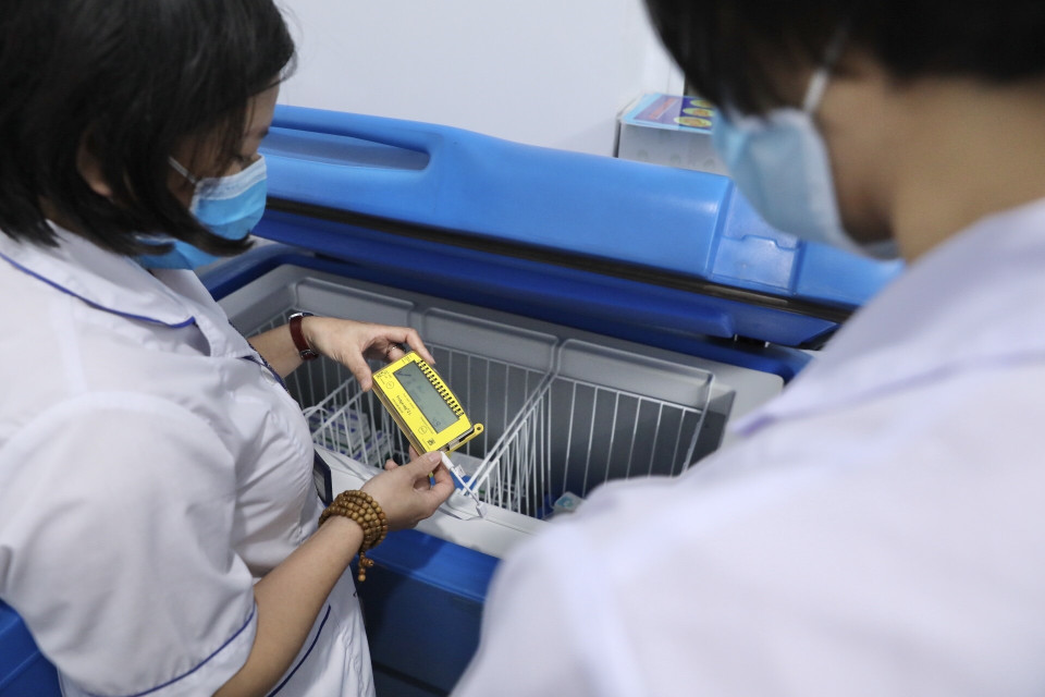 Kho bảo quản vaccine tại quận Hai Bà Trưng đảm bảo an toàn, sẵn sàng cho quy trình tiêm chủng. (Ảnh: Minh Quyết/TTXVN)