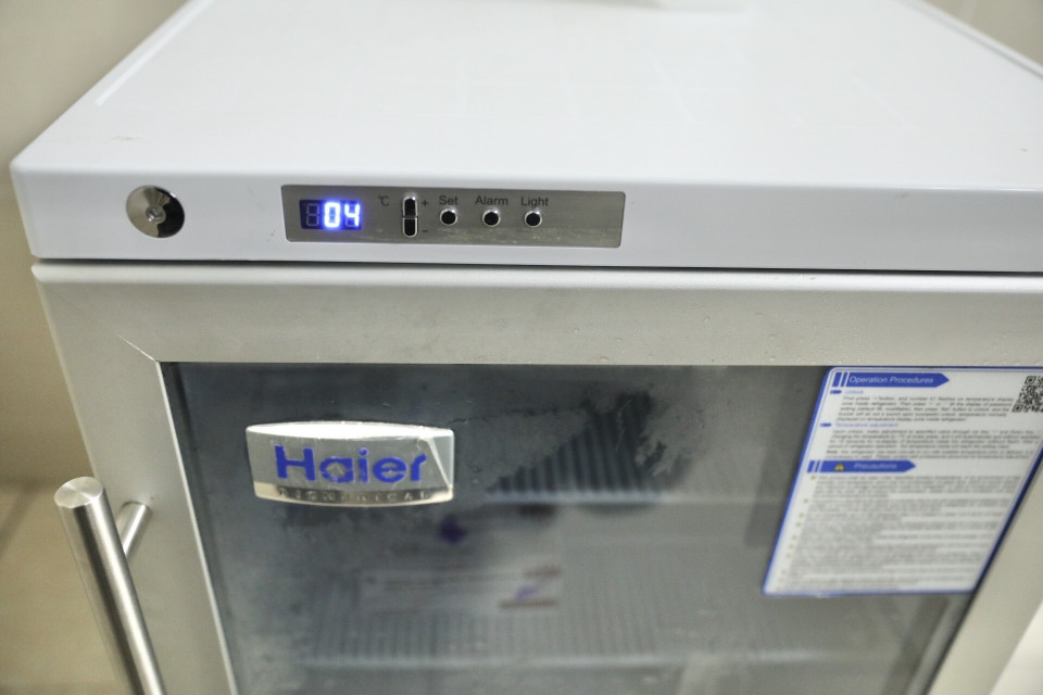 Tủ bảo quản vaccine ở nhiệt độ 2-8 độ C, đảm bảo an toàn cho công tác tiêm chủng. (Ảnh: Minh Quyết/TTXVN)