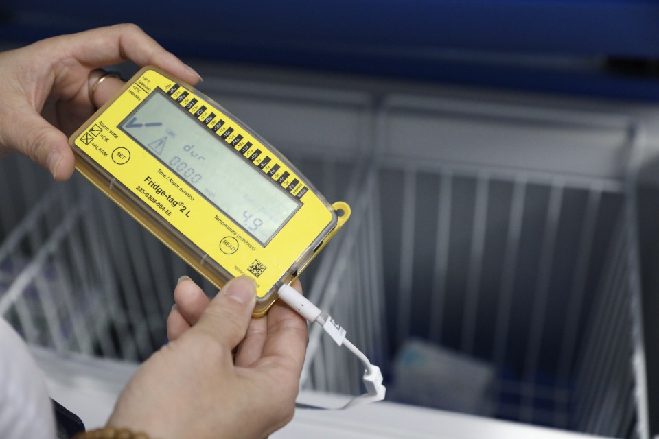 Vaccine được lưu giữ ở nhiệt độ thích hợp, đảm bảo đúng quy trình tiêm chủng. (Ảnh: Minh Quyết/TTXVN)