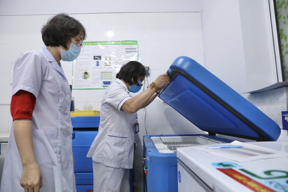 Kho bảo quản vaccine tại quận Hai Bà Trưng đảm bảo an toàn, sẵn sàng cho quy trình tiêm chủng. (Ảnh: Minh Quyết/TTXVN)