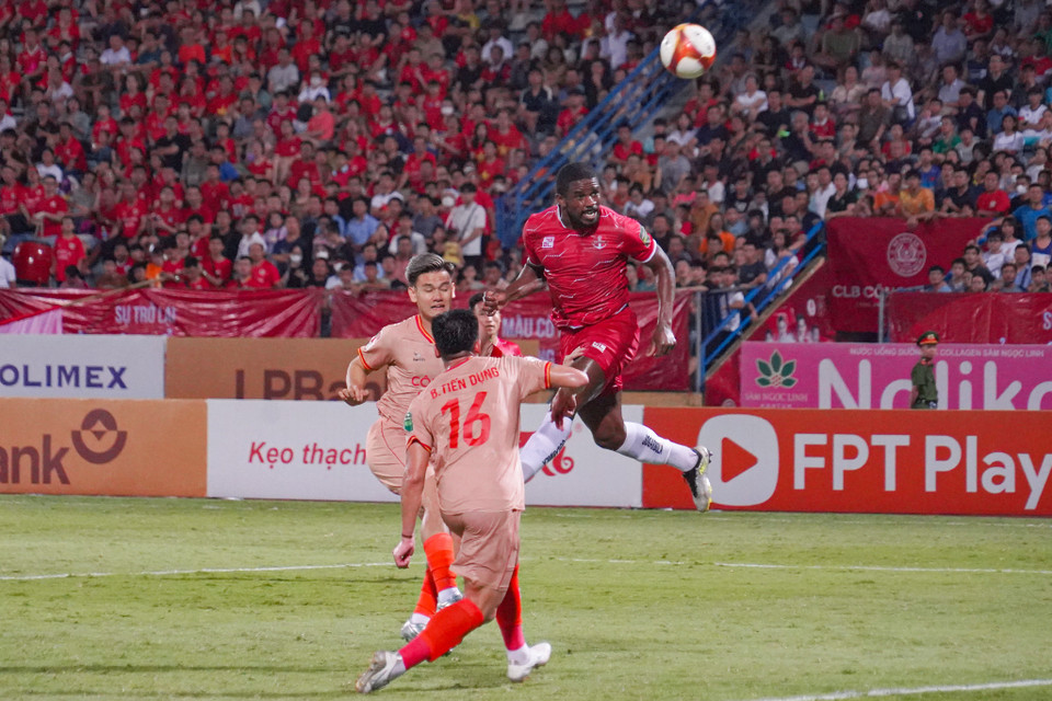 Ngoại binh Yuri của Hải Phòng có nhiều cơ hội không chiến nhưng không một lần tận dụng thành công trong trận đấu này. (Ảnh: Việt Anh/Vietnam+)