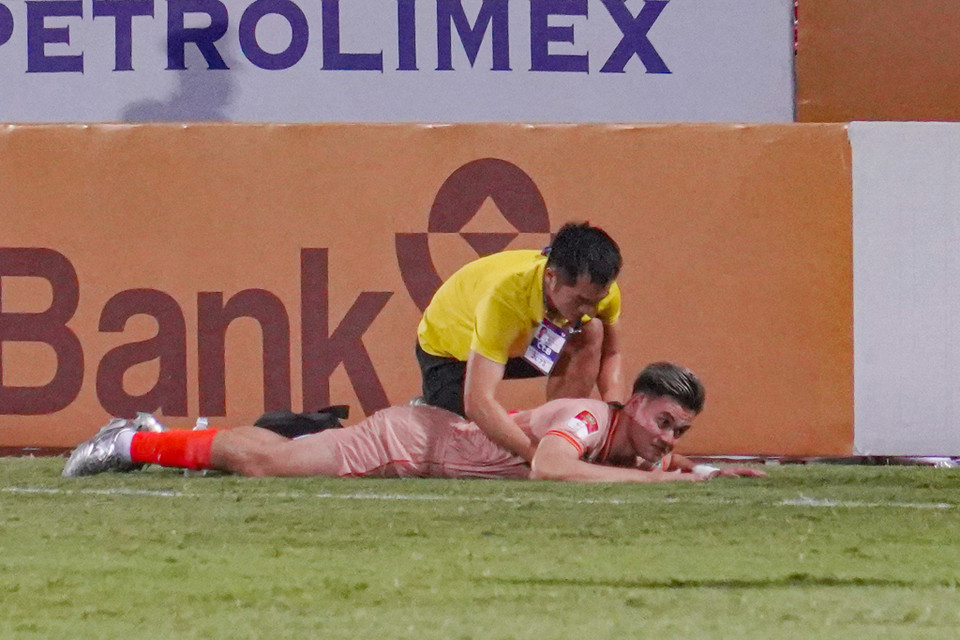 Phút thứ 40, hậu vệ Hồ Tấn Tài của Công an Hà Nội gặp chấn thương lưng và phải rời sân. (Ảnh: Việt Anh/Vietnam+)