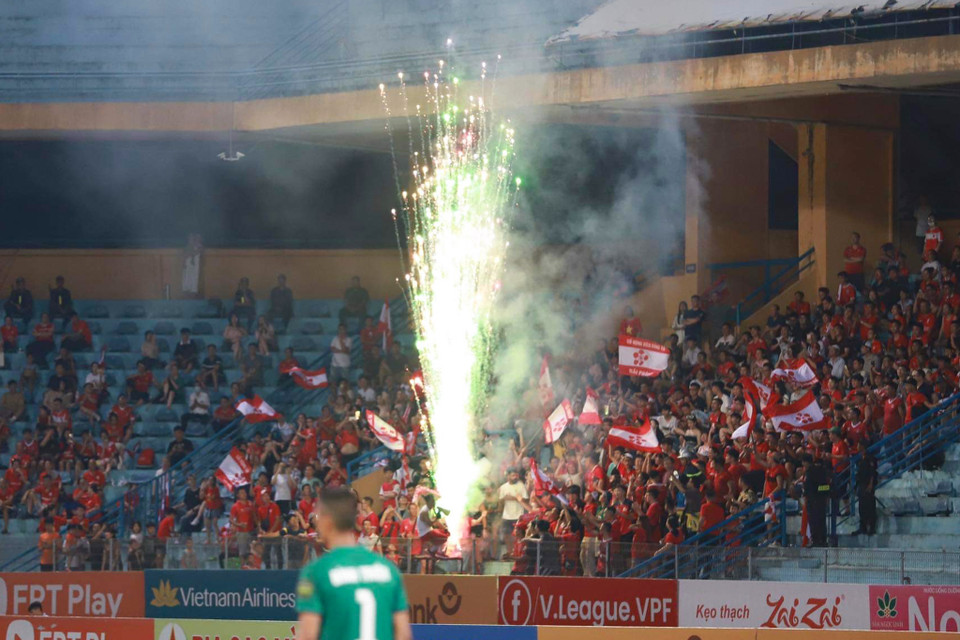 Cổ động viên Hải Phòng đốt pháo trên khán đài. (Ảnh: Việt Anh/Vietnam+)