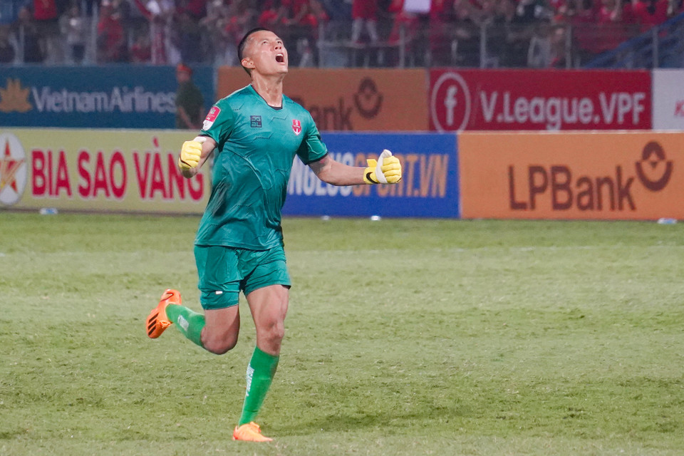Thủ môn Nguyễn Đình Triệu ăn mừng bàn thắng thứ hai của Hải Phòng ở phút bù giờ thứ tư. (Ảnh: Việt Anh/Vietnam+)