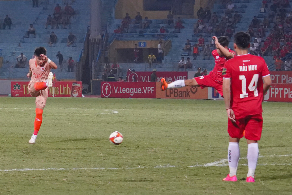 Đội chủ nhà gặp bế tắc trong việc tìm đường vào khung thành đối phương và buộc phải tìm đến những phương án dứt điểm từ xa. (Ảnh: Việt Anh/Vietnam+)